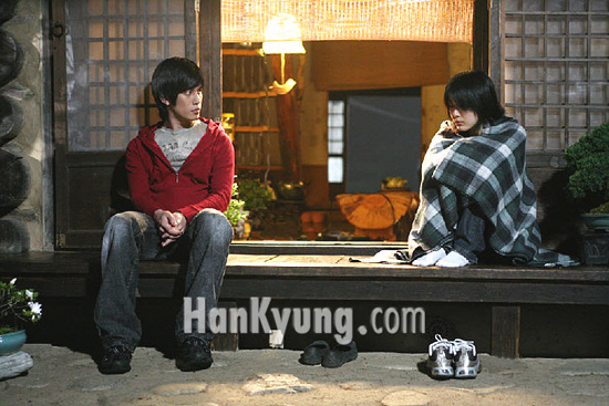 '바람난 유부녀' 윤진서, 영화 '두사람이다' 통해 '공포 여고생'으로 변신