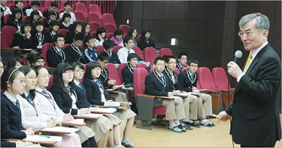 [이승훈 교수의 경제학 특강] “시장경제는 이기심의 상호협력으로 이뤄져요”