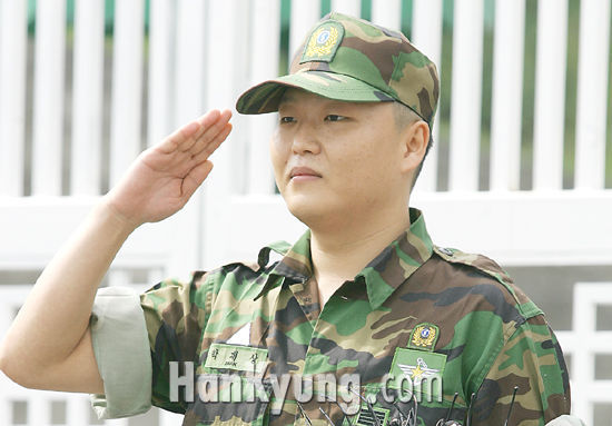 '재입대' 싸이, 11일 전역…4년만에 팬들 곁으로