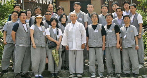 [생글기자 코너] 백련사로 간 생글 자문 선생님들…108배·참선으로 心身 수양