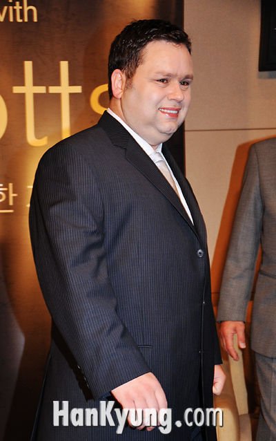 영국의 '슈퍼스타' 폴포츠, 한국 '슈퍼스타' 위해 나섰다