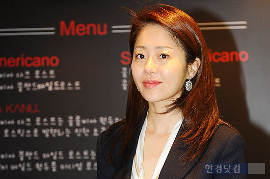 커피 시음하러 온 고현정 얼굴이 어딘지 좀 달라보여 | 한경닷컴