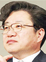 재판받던 이국철과 왜…김준규 처신 '구설수'