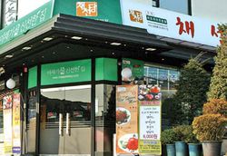 채선당 '임신부 폭행 논란' 이어 이번엔 바퀴벌레?