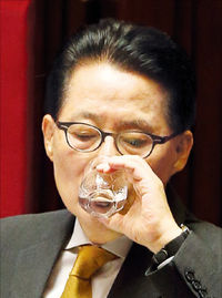 검찰 "박지원 19일 나와라" 전격 통보…저축銀서 거액 받은 혐의