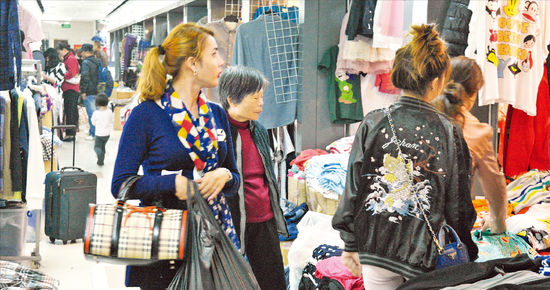中서 '사장님' 대접받던 한국인, 이젠 봉급받는 乙로