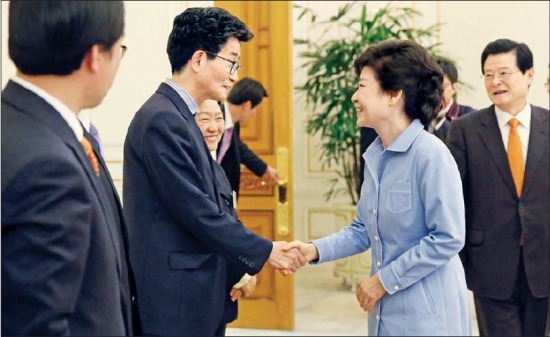 국회 상임위 간사단 만난 朴대통령 박근혜 대통령이 16일 청와대에서 민주통합당 소속 국회 상임위원회 간사단과 함께한 만
찬에서 이목희 보건복지위원회 간사와 인사를 하고 있다. /강은구 기자 egkang@hankyung.com