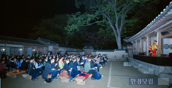 해외문화홍보원이 주한 외국인을 대상으로 실시하는 '이달의 문화행사-창덕궁 달빛기행'이 26일 100여명의 외국인이 참여한 가운데 창덕궁에서 열렸다. 사진은 참가자들이 창덕궁 연경당에서 전통공연을 관람하는 모습. / 사진. 이선우 기자 seonwoo_lee@hankyung.com  