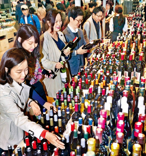 '행복한 고민' 와인을 최고 80% 할인하는 특가 판매를 시작한 5일, 서울 신세계백화점 본점에서 소비자들이 와인을 고르고 있다. 정동헌 기자 dhchung@hankyung.com