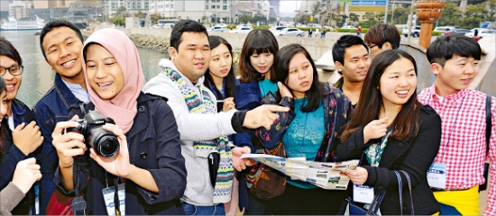 아시아대학생창업교류전에 참가한 학생들이 부산 해운대구 일대에서 주어진 임무 수행을 하고 있다. 신경훈 기자 nicerpeter@hankyung.com