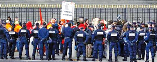 유럽연합(EU) 의회 앞에서 시위 중인 아르셀로미탈 직원들. AP