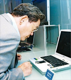 이건희 회장이 2003년 8월 선진제품비교전시회에서 삼성 노트북 디자인을 자세히 관찰하고 있다.