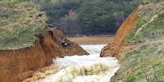 경주 산대저수지 둑 붕괴