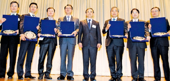 권오현 삼성전자 대표이사 부회장(가운데)과 동반성장 대상을 받은 협력사 대표들이 지난달 5일 수원 호텔캐슬에서 열린 ‘2013 삼성전자 동반성장 데이’ 에서 나란히 섰다. /삼성그룹 제공