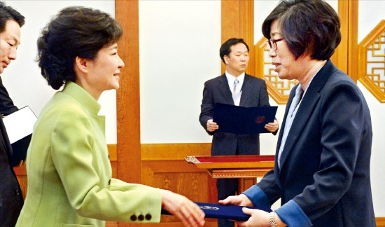 윤진숙 해수부 장관 임명…52일 만에 초대 내각 완료