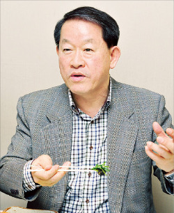 [한경과 맛있는 만남] 강호갑 중견기업연합회장 "죽어라 회사 키워 중견기업 되니 대출 끊겨…눈물 났죠"