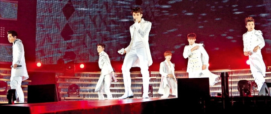 21일 일본 도쿄돔에서 열린 공연에서 춤을 추며 노래하고 있는 2PM 멤버들. JYP엔터테인먼트 제공
 