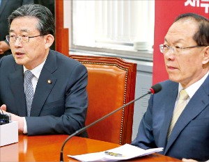 이한구 새누리당 원내대표(왼쪽)가 22일 국회에서 열린 최고위원회의에서 발언하고 있다. 오른쪽은 황우여 대표. /연합뉴스 