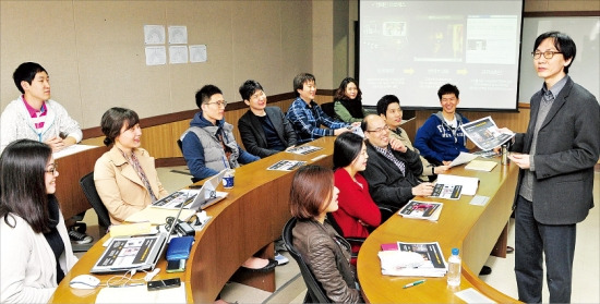 전성률 서강대 경영학부 교수(오른쪽)가 지난 17일 기술경영전문대학원(MOT) 기술마케팅과 시장조사 수업에서 삼성전자 갤럭시 시리즈의 ‘크리슈머 마케팅’ 케이스를 활용해 석·박사과정 학생들을 대상으로 강의하고 있다. 허문찬 기자 sweat@hankyung.com 