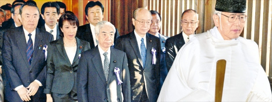 日 의원, 전쟁 범죄자 집단참배