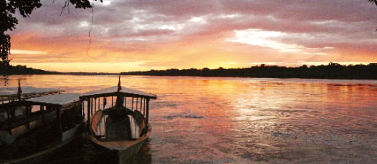 아마존강의 지류인 마드레데디오스강변에서 바라본 일출.      탐보파타=최종석 기자 