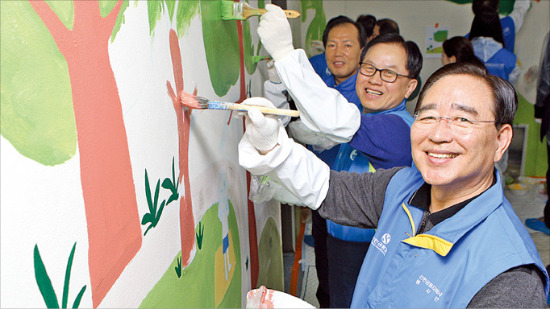 신한금융그룹은 ‘함께 나누는 행복, 2013 신한 자원봉사 대축제’를 지난 17일 시작했다. 한동우 신한금융지주 회장(오른쪽부터)과 서진원 신한은행장, 이재우 신한카드 사장 등이 서울 구산동에 있는 ‘은혜로운 집’에서 벽화 그리기 봉사활동을 하고 있다.  /신한금융지주 제공 