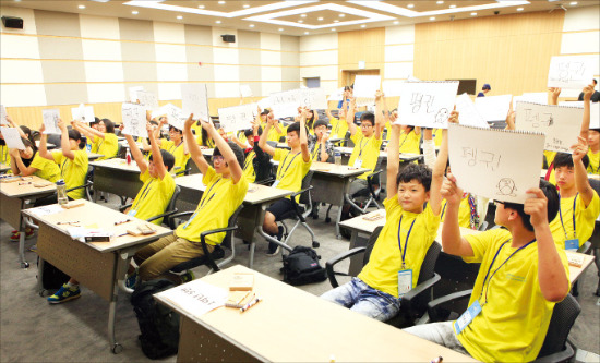 삼성은 교육 기회가 부족한 읍·면·도서지역 중학생 300명을 초청해 서울대에서 ‘드림클래스 여름캠프’를 진행하고 있다. 학생들이 삼성그룹 해외 변호사가 준비한 영어 골든벨에 참여하고 있다.   /삼성 제공 