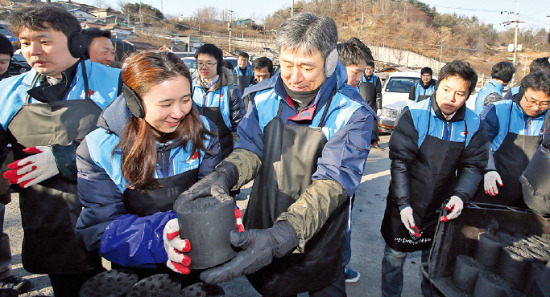 서종욱 대우건설 사장(왼쪽 세 번째)을 비롯한 임직원들이 서울 중계동에서 ‘사랑의 연탄나눔’ 봉사활동을 하고 있다.  /대우건설제공