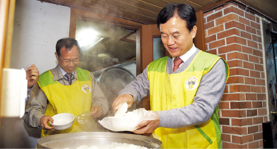 최평락 중부발전 사장(오른쪽)이 밀알교회에서 급식 봉사활동을 하고 있다. /중부발전제공 