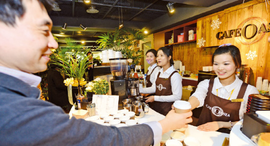 포스코 직원들이 다문화 카페 카페오아시아를 방문해 음료를 주문하고 있다.  /포스코 제공 