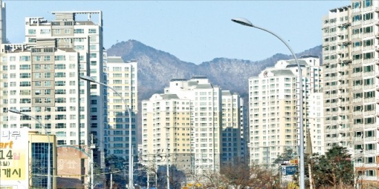 ‘4·1 부동산 대책’이 발표된 지 한 달 가까이 되지만 서울 강북과 수도권 주택시장은 한산한 분위기다. 사진은 중대형 미분양 주택이 많아 집값 하락세가 계속되고 있는 경기 용인시의 성복지구 아파트단지.  /한경DB 