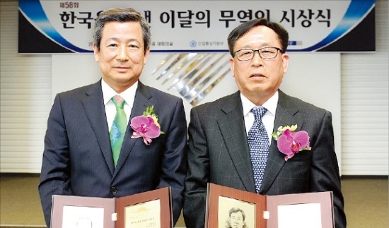 ‘제58회 한국을 빛낸 이달의 무역인’에 선정된 이종우 카운텍 사장(왼쪽)과 강승구 케이원전자 사장이 기념촬영하고 있다.    /무역협회 제공 