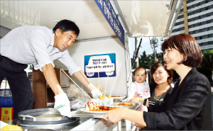 [함께하는 사회공헌] "함께 가요, 행복한 동행"…교육·창업·일자리…어려워도 나눔은 쭉~