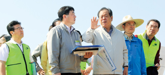 이지송 LH사장(가운데)이 지난해 9월 경북 김천시에서 임직원들과 함께 태풍으로 피해를 입은 농가들의 복구 대책을 논의하고 있다.  /LH 제공 