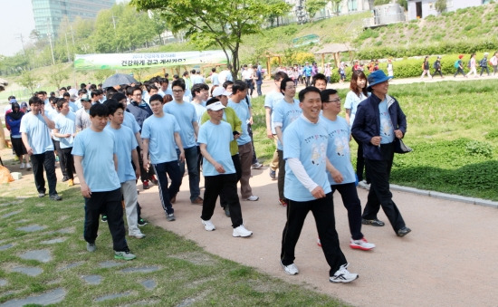 8일 열린 '건강하게 걷기대회'에 참여한 동아에스티 임직원.