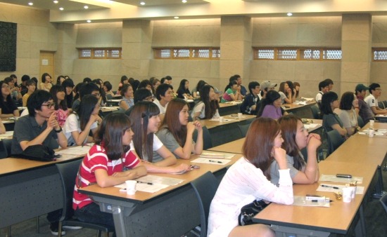 대구보건대학교 평생교육원에서 수강생들이 교육을 듣고 있다./대구보건대학교 제공 