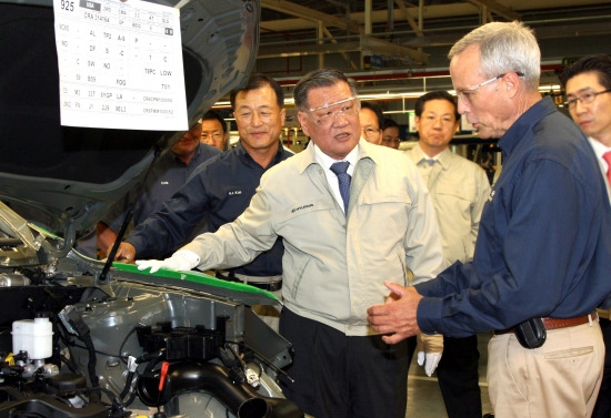 2009년 8월 정몽구 회장이 미국 생산기지를 점검하는 장면. (사진/현대차그룹 제공)