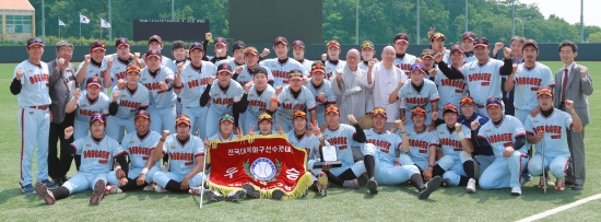 16일 남해에서 열린 대학야구선수권 결승에서 우승한 뒤 동국대 선수들이 기념촬영하는 모습. / 동국대 제공