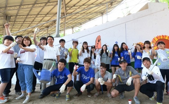 대구보건대학 의료환경디자인계열 교수와 학생들이 군부대 담장벽화그리기를 마친 뒤 포즈를 취하고 있다./대구보건대학교 제공