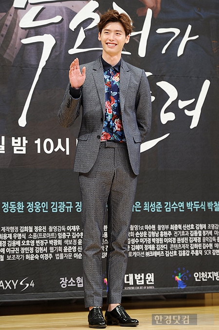 [포토] 이종석, '부드러운 손인사~'