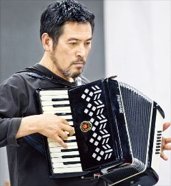 원조 뮤지컬 스타 남경읍 씨가 연습실에서 아코디언을 연주하고 있다. 