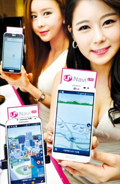 LG유플러스가 2일 서울 더플라자호텔에서 발표한 클라우드 기반 3차원(3D) 내비게이션 서비스 ‘유플러스내비LTE’를 모델들이 소개하고 있다. /정동헌 기자 dhchung@hankyung.com 