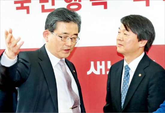 < 새누리 찾아간 안철수 > 이한구 새누리당 원내대표(왼쪽)가 2일 인사차 국회 원내대표실을 방문한 안철수 무소속 의원에게 자리를 권하고 있다. /연합뉴스  