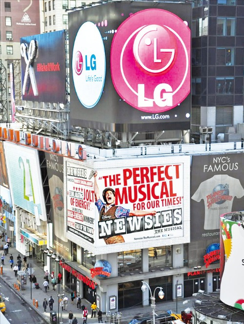 LG는 미국 뉴욕 맨해튼의 타임스스퀘어에서 그룹 브랜드를 알리고 있다. 지난 3월부터는 전략 스마트폰인 ‘옵티머스 G’ 광고물을 게시하고 있다. /LG 제공