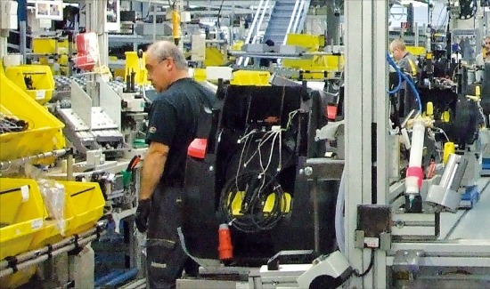 < 獨 케르허 공장의 근로자들 > 독일 빈넨덴의 케르허 공장 직원들이 세계시장 점유율 1위인 고압력 청소기 조립 라인에서 작업하고 있다. 