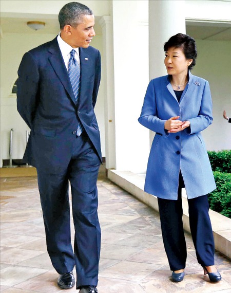 < 무슨 얘기… > 박근혜 대통령과 버락 오바마 미국 대통령이 7일(현지시간) 백악관에서 정상회담을 한 뒤 로즈가든 옆 복도를 걸으면서 이야기하고 있다.  /백악관 홈페이지 