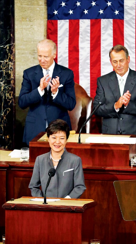 < 기립박수 받는 朴대통령 > 박근혜 대통령이 8일(현지시간) 미국 의회에서 가진 상·하원 합동연설에서 의원들의 박수를 받고 있다. 뒤쪽은 조 바이든 부통령 겸 상원의장(왼쪽)과 존 베이너 하원의장.  /연합뉴스 