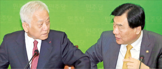 김한길 민주당 대표(왼쪽)와 박기춘 원내대표가 지난 6일 국회에서 얘기를 하고 있다. 연합뉴스