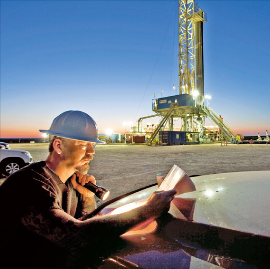 한국석유공사가 미국 에너지기업 아나다코사와 공동으로 개발 중인 미국 텍사스주의 셰일가스전에서 현지 엔지니어가 도면을 살펴보고 있다.  /한국석유공사 제공  