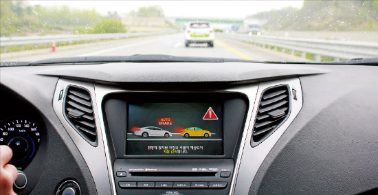 한국도로공사의 스마트 하이웨이 시연차량이 전방의 고장 차량을 감지하고 경고 메시지를 보낸 뒤 자동으로 속도를 줄이고 있다.  /한국도로공사 제공
 